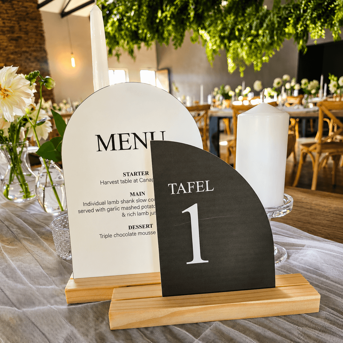 Arched menu and 'Tafel 1' table number on a wooden base